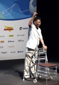 Pelé acude con andador a ceremonia y dice que se trata de su nueva zapatilla Pelé acude con andador a ceremonia y dice que se trata de su nueva zapatilla
