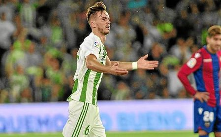 Fabián, durante un partido con el Betis. Fabián, durante un partido con el Betis.