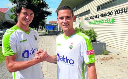 Badiola (derecha) posa con su compañero Juan Gutiérrez tras debutar con el primer equipo. Badiola (derecha) posa con su compañero Juan Gutiérrez tras debutar con el primer equipo.