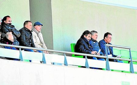 Serra y Setién, como confesó el propio técnico durante la rueda de prensa, están obligados a apurar el mercado. Serra y Setién, como confesó el propio técnico durante la rueda de prensa, están obligados a apurar el mercado.