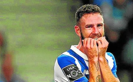Layún apenas cuenta con minutos en el Oporto, con el que sólo ha jugado 13 partidos este curso, la gran mayoría, como suplente. Layún apenas cuenta con minutos en el Oporto, con el que sólo ha jugado 13 partidos este curso, la gran mayoría, como suplente.
