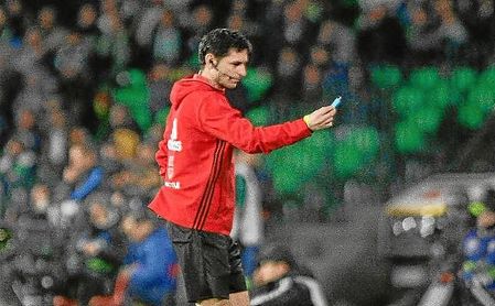 Hasta cuatro mecheros fueron lanzados ante el Barça. Hasta cuatro mecheros fueron lanzados ante el Barça.