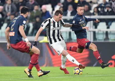 El Juventus impone su ley ante el Génova y mantiene el pulso con el Nápoles El Juventus impone su ley ante el Génova y mantiene el pulso con el Nápoles