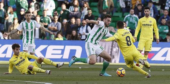 2-1. El Betis mira a Europa y frena a Villarreal que jugó con diez una hora 2-1. El Betis mira a Europa y frena a Villarreal que jugó con diez una hora
