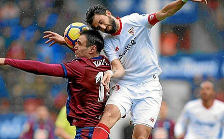 Nico Pareja, en un salto con Kike García. Nico Pareja, en un salto con Kike García.