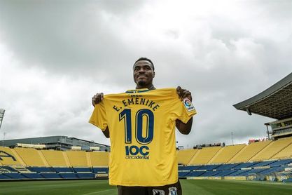 El nigeriano Emenike realiza su primer entrenamiento con la UD Las Palmas El nigeriano Emenike realiza su primer entrenamiento con la UD Las Palmas