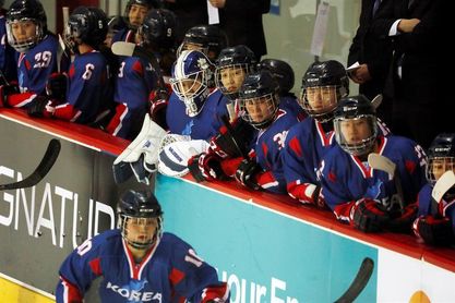 El equipo unificado coreano de hockey sobre hielo disputa un histórico partido El equipo unificado coreano de hockey sobre hielo disputa un histórico partido