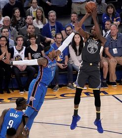 Venganza de los Thunder; triunfa Antetokounmpo y adiós de Porzingis por lesión Venganza de los Thunder; triunfa Antetokounmpo y adiós de Porzingis por lesión