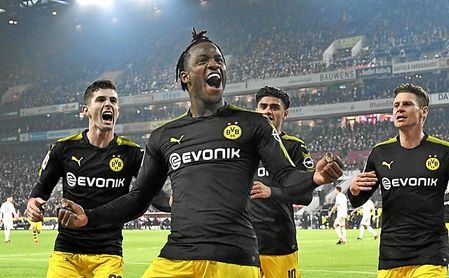 Batshuayi le dijo a Castro que sentía no poder fichar por el Sevilla. Batshuayi le dijo a Castro que sentía no poder fichar por el Sevilla.