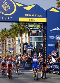 Viviani se alza con la última etapa y con su primer Tour de Dubai Viviani se alza con la última etapa y con su primer Tour de Dubai