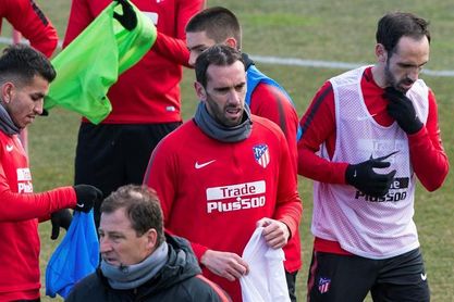 Godín entrena a pleno rendimiento e incluso ya remata de cabeza Godín entrena a pleno rendimiento e incluso ya remata de cabeza