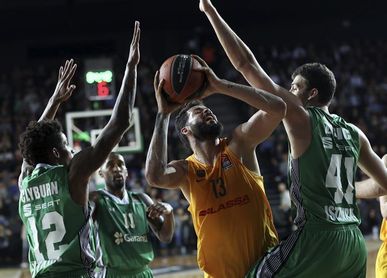 El brasileño Faverani vuelve a entrenar con el UCAM tras su lesión de rodilla El brasileño Faverani vuelve a entrenar con el UCAM tras su lesión de rodilla