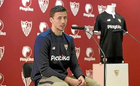 Lenglet, durante la rueda de prensa. Lenglet, durante la rueda de prensa.