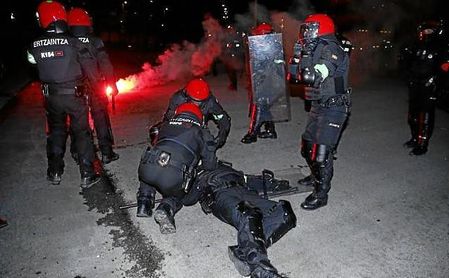 Un ertzaina muere durante los enfrentamientos entre ultras del Athletic y del Spartak Un ertzaina muere durante los enfrentamientos entre ultras del Athletic y del Spartak