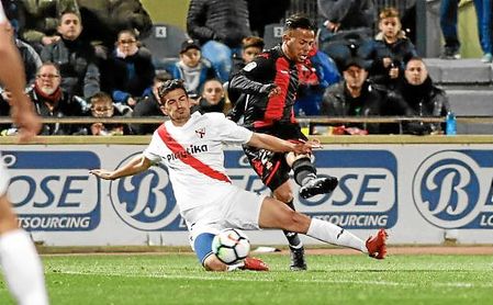 Álex Muñoz presiona a un rival en el partido ante el Reus. Álex Muñoz presiona a un rival en el partido ante el Reus.