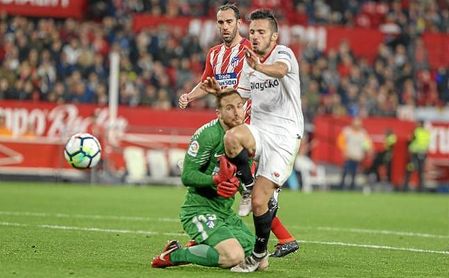 Sarabia, en el momento que Oblak lo derriba dentro del área. Sarabia, en el momento que Oblak lo derriba dentro del área.