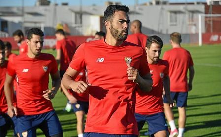 Vicente Iborra entrenándose con el Sevilla FC Vicente Iborra entrenándose con el Sevilla FC