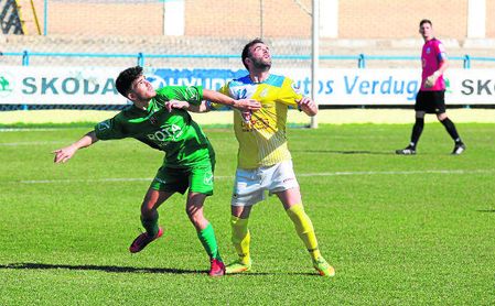 El defensa ribereño Luis Sánchez, en un lance del encuentro disputado ante el Rota (2-2). El defensa ribereño Luis Sánchez, en un lance del encuentro disputado ante el Rota (2-2).