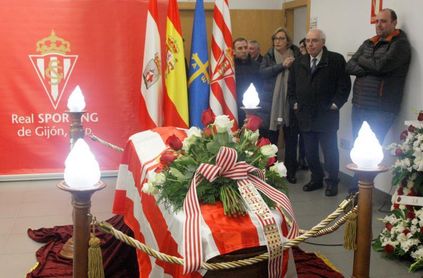 ´Quini´ se hace eterno en su despedida ante 14.000 espectadores en El Molinón ´Quini´ se hace eterno en su despedida ante 14.000 espectadores en El Molinón