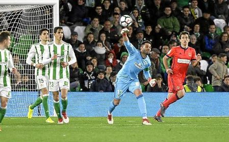 Adán saca de puerta con las manos en el partido ante la Real. Adán saca de puerta con las manos en el partido ante la Real.