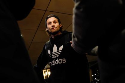 Blind y Young renuevan su contrato con el Manchester United hasta 2019 Blind y Young renuevan su contrato con el Manchester United hasta 2019