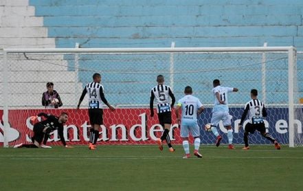 2-0. Real Garcilaso somete al Santos en la altura de Cuzco 2-0. Real Garcilaso somete al Santos en la altura de Cuzco