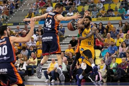 87-78. El Gran Canaria arrolla al Valencia y presenta su candidatura al play off 87-78. El Gran Canaria arrolla al Valencia y presenta su candidatura al play off
