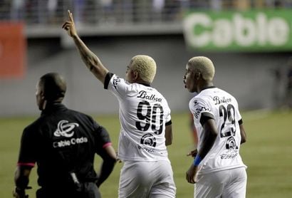 Árabe Unido pone distancia de su más cercano perseguidor en el fútbol panameño Árabe Unido pone distancia de su más cercano perseguidor en el fútbol panameño