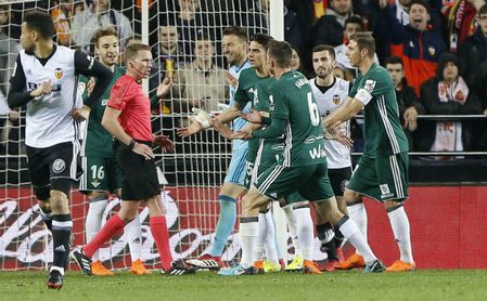 Bartra: "Pitó peligro; creo que era gol legal" Bartra: "Pitó peligro; creo que era gol legal"