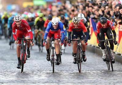 El francés Demare gana la primera etapa al sprint por delante de Izaguirre El francés Demare gana la primera etapa al sprint por delante de Izaguirre