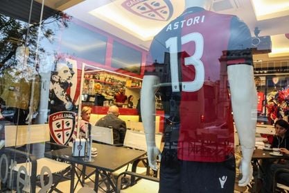 Fiorentina y Cagliari retiran el número 13 en honor a Astori Fiorentina y Cagliari retiran el número 13 en honor a Astori