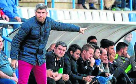 Marc Domínguez, míster del Écija, dando instrucciones. Marc Domínguez, míster del Écija, dando instrucciones.