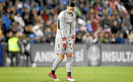 Sergio Rico, tras encajar el gol en Copa ante el Leganés en Butarque. Sergio Rico, tras encajar el gol en Copa ante el Leganés en Butarque.
