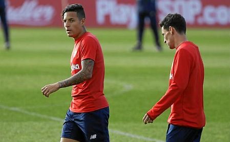 Arana, junto a Jesús Navas en un entrenamiento. Arana, junto a Jesús Navas en un entrenamiento.