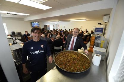 La plantilla del Sevilla toma fuerza con una paella antes de las citas del Valencia y United La plantilla del Sevilla toma fuerza con una paella antes de las citas del Valencia y United