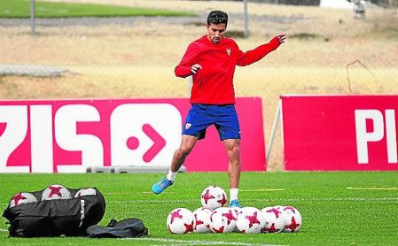 Jesús Navas no se ha recuperado y Corchia, aunque ya pisa césped, también está descartado. Jesús Navas no se ha recuperado y Corchia, aunque ya pisa césped, también está descartado.