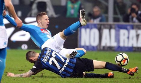 El Nápoles empata con el Inter en San Siro y deja líder al Juventus El Nápoles empata con el Inter en San Siro y deja líder al Juventus