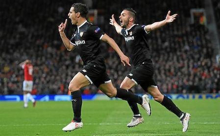 Ben Yedder celebra el primero de sus dos goles al United junto con Sarabia. Ben Yedder celebra el primero de sus dos goles al United junto con Sarabia.