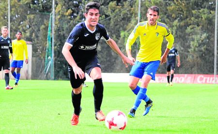 Varona conduce el esférico en un lance del Cádiz B-Alcalá, disputado en la pasada jornada. Varona conduce el esférico en un lance del Cádiz B-Alcalá, disputado en la pasada jornada.