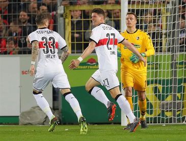Un doblete de Mario Gómez permite al Stuttgart seguir soñando con Europa Un doblete de Mario Gómez permite al Stuttgart seguir soñando con Europa