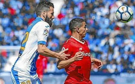 Ben Yedder, en un lance del partido con Siovas. Ben Yedder, en un lance del partido con Siovas.