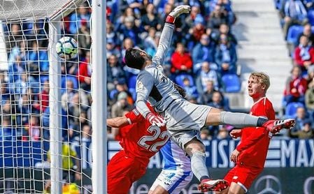 Sergio Rico intenta alcanzar el balón del primer gol del Leganés. Sergio Rico intenta alcanzar el balón del primer gol del Leganés.