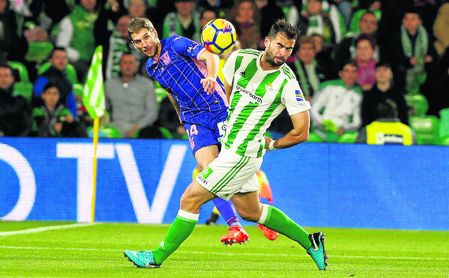 El serbio Darko Brasanac centra un balón ante la presión de Jordi Amat en el Betis-Leganés. El serbio Darko Brasanac centra un balón ante la presión de Jordi Amat en el Betis-Leganés.