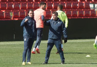 Morilla dirige su primer entrenamiento al frente del Granada Morilla dirige su primer entrenamiento al frente del Granada