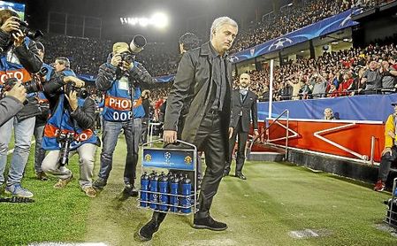 El United toma nota de la afición del Sevilla y medita 'copiarla' El United toma nota de la afición del Sevilla y medita 'copiarla'