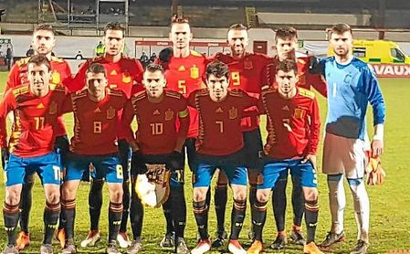 Fabián, con el ´5´, fue titular con España sub 21. Fabián, con el ´5´, fue titular con España sub 21.