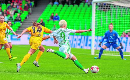 Priscila Borja se marcha de la jugadora del Santa Teresa María Neira en el duelo jugado en el Villamarín. Priscila Borja se marcha de la jugadora del Santa Teresa María Neira en el duelo jugado en el Villamarín.