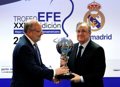 El Real Madrid recibe el Trofeo EFE al mejor club iberoamericano El Real Madrid recibe el Trofeo EFE al mejor club iberoamericano