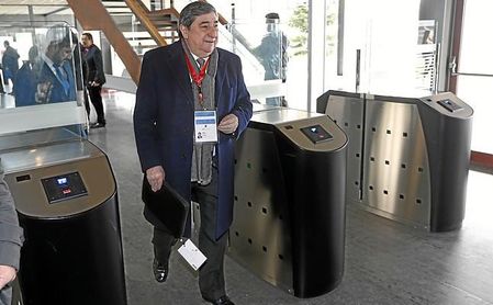 Lendoiro ha despertado bien, pero no puede hablar. Lendoiro ha despertado bien, pero no puede hablar.