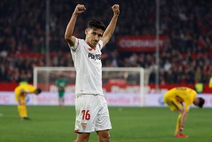 Jesús Navas trabaja con el grupo para preparar la visita del Barcelona Jesús Navas trabaja con el grupo para preparar la visita del Barcelona